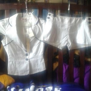 A must have! Extremely cute Guess top an shorts